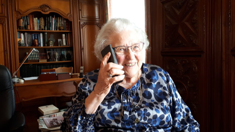Se téléphoner pour garder le lien